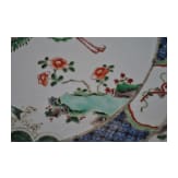 Zwei gro&szlig;e Famille-verte-Teller mit fig&uuml;rlichem Dekor, China, wohl Kangxi-Periode (18. Jhdt.)