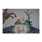 Zwei gro&szlig;e Famille-verte-Teller mit fig&uuml;rlichem Dekor, China, wohl Kangxi-Periode (18. Jhdt.)