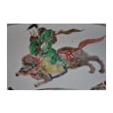 Zwei gro&szlig;e Famille-verte-Teller mit fig&uuml;rlichem Dekor, China, wohl Kangxi-Periode (18. Jhdt.)