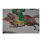 Zwei gro&szlig;e Famille-verte-Teller mit fig&uuml;rlichem Dekor, China, wohl Kangxi-Periode (18. Jhdt.)