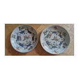 Zwei gro&szlig;e Famille-verte-Teller mit fig&uuml;rlichem Dekor, China, wohl Kangxi-Periode (18. Jhdt.)