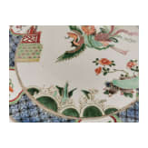 Zwei gro&szlig;e Famille-verte-Teller mit fig&uuml;rlichem Dekor, China, wohl Kangxi-Periode (18. Jhdt.)