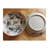 Zwei gro&szlig;e Famille-verte-Teller mit fig&uuml;rlichem Dekor, China, wohl Kangxi-Periode (18. Jhdt.)