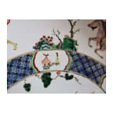 Zwei gro&szlig;e Famille-verte-Teller mit fig&uuml;rlichem Dekor, China, wohl Kangxi-Periode (18. Jhdt.)