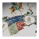 Zwei gro&szlig;e Famille-verte-Teller mit fig&uuml;rlichem Dekor, China, wohl Kangxi-Periode (18. Jhdt.)