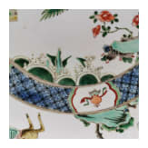 Zwei gro&szlig;e Famille-verte-Teller mit fig&uuml;rlichem Dekor, China, wohl Kangxi-Periode (18. Jhdt.)
