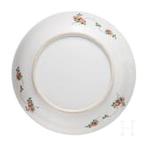 Zwei gro&szlig;e Famille-verte-Teller mit fig&uuml;rlichem Dekor, China, wohl Kangxi-Periode (18. Jhdt.)
