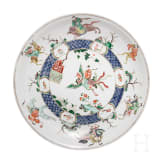 Zwei gro&szlig;e Famille-verte-Teller mit fig&uuml;rlichem Dekor, China, wohl Kangxi-Periode (18. Jhdt.)