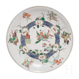Zwei gro&szlig;e Famille-verte-Teller mit fig&uuml;rlichem Dekor, China, wohl Kangxi-Periode (18. Jhdt.)
