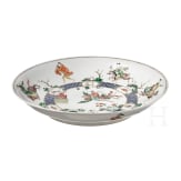Zwei gro&szlig;e Famille-verte-Teller mit fig&uuml;rlichem Dekor, China, wohl Kangxi-Periode (18. Jhdt.)