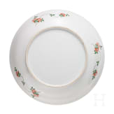 Zwei gro&szlig;e Famille-verte-Teller mit fig&uuml;rlichem Dekor, China, wohl Kangxi-Periode (18. Jhdt.)