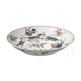Zwei gro&szlig;e Famille-verte-Teller mit fig&uuml;rlichem Dekor, China, wohl Kangxi-Periode (18. Jhdt.)