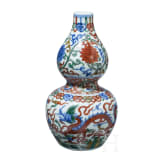 Doppelk&uuml;rbis-Wucai-Vase mit Jiajing-Sechszeichenmarke, China, 20. Jhdt.