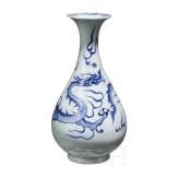 Birnenf&ouml;rmige blau-wei&szlig;e Vase (Ping) mit Drache, China, wohl Yuan-Dynastie