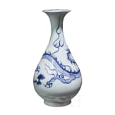 Birnenf&ouml;rmige blau-wei&szlig;e Vase (Ping) mit Drache, China, wohl Yuan-Dynastie