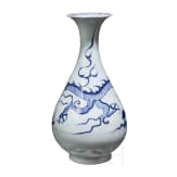 Birnenf&ouml;rmige blau-wei&szlig;e Vase (Ping) mit Drache, China, wohl Yuan-Dynastie