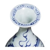 Birnenf&ouml;rmige blau-wei&szlig;e Vase (Ping) mit Drache, China, wohl Yuan-Dynastie