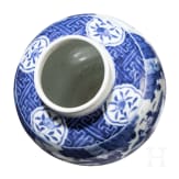Blau-wei&szlig;e Vase mit fig&uuml;rlicher Szene mit Wanli-Sechszeichenmarke, China, wahrscheinlich aus dieser Zeit (1572 - 1620)