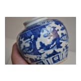 Blau-wei&szlig;e Vase mit fig&uuml;rlicher Szene mit Wanli-Sechszeichenmarke, China, wahrscheinlich aus dieser Zeit (1572 - 1620)