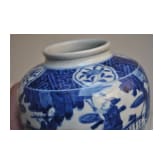 Blau-wei&szlig;e Vase mit fig&uuml;rlicher Szene mit Wanli-Sechszeichenmarke, China, wahrscheinlich aus dieser Zeit (1572 - 1620)
