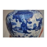 Blau-wei&szlig;e Vase mit fig&uuml;rlicher Szene mit Wanli-Sechszeichenmarke, China, wahrscheinlich aus dieser Zeit (1572 - 1620)