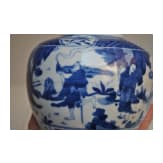 Blau-wei&szlig;e Vase mit fig&uuml;rlicher Szene mit Wanli-Sechszeichenmarke, China, wahrscheinlich aus dieser Zeit (1572 - 1620)