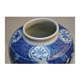Blau-wei&szlig;e Vase mit fig&uuml;rlicher Szene mit Wanli-Sechszeichenmarke, China, wahrscheinlich aus dieser Zeit (1572 - 1620)