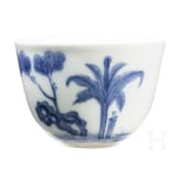Blau-wei&szlig;es Koppchen mit erotischer Darstellung und Kangxi-Marke, wohl aus dieser Zeit (18. Jhdt.)