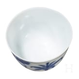 Blau-wei&szlig;es Koppchen mit erotischer Darstellung und Kangxi-Marke, wohl aus dieser Zeit (18. Jhdt.)