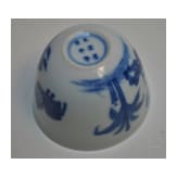 Blau-wei&szlig;es Koppchen mit erotischer Darstellung und Kangxi-Marke, wohl aus dieser Zeit (18. Jhdt.)