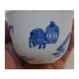 Blau-wei&szlig;es Koppchen mit erotischer Darstellung und Kangxi-Marke, wohl aus dieser Zeit (18. Jhdt.)