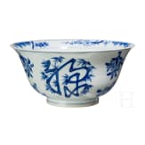 Blau-wei&szlig;e Schale mit dem Symbol f&uuml;r Langlebigkeit "Shou", China, wohl Kangxi-Periode
