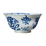 Blau-wei&szlig;e Schale mit dem Symbol f&uuml;r Langlebigkeit "Shou", China, wohl Kangxi-Periode