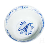 Blau-wei&szlig;e Schale mit dem Symbol f&uuml;r Langlebigkeit "Shou", China, wohl Kangxi-Periode