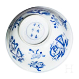 Blau-wei&szlig;e Schale mit dem Symbol f&uuml;r Langlebigkeit "Shou", China, wohl Kangxi-Periode