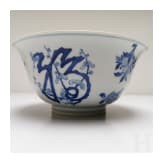 Blau-wei&szlig;e Schale mit dem Symbol f&uuml;r Langlebigkeit "Shou", China, wohl Kangxi-Periode