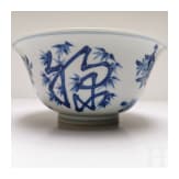 Blau-wei&szlig;e Schale mit dem Symbol f&uuml;r Langlebigkeit "Shou", China, wohl Kangxi-Periode