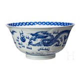 Blau-wei&szlig;e Schale mit Drachen, China, wohl Kangxi-Periode