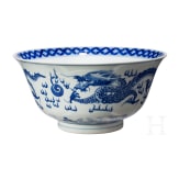 Blau-wei&szlig;e Schale mit Drachen, China, wohl Kangxi-Periode