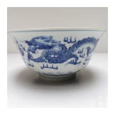 Blau-wei&szlig;e Schale mit Drachen, China, wohl Kangxi-Periode