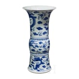 Gro&szlig;e blau-wei&szlig;e Gu-Vase mit Ph&ouml;nixen und Drachen, China, wohl Kangxi-Periode (Anfang 18. Jhdt.)