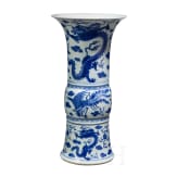 Gro&szlig;e blau-wei&szlig;e Gu-Vase mit Ph&ouml;nixen und Drachen, China, wohl Kangxi-Periode (Anfang 18. Jhdt.)