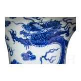 Gro&szlig;e blau-wei&szlig;e Gu-Vase mit Ph&ouml;nixen und Drachen, China, wohl Kangxi-Periode (Anfang 18. Jhdt.)