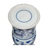 Gro&szlig;e blau-wei&szlig;e Gu-Vase mit Ph&ouml;nixen und Drachen, China, wohl Kangxi-Periode (Anfang 18. Jhdt.)