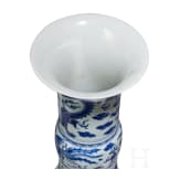 Gro&szlig;e blau-wei&szlig;e Gu-Vase mit Ph&ouml;nixen und Drachen, China, wohl Kangxi-Periode (Anfang 18. Jhdt.)