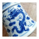 Gro&szlig;e blau-wei&szlig;e Gu-Vase mit Ph&ouml;nixen und Drachen, China, wohl Kangxi-Periode (Anfang 18. Jhdt.)