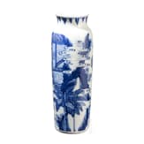 Gro&szlig;e blaue-wei&szlig;e Vase mit Soldatenszene, China, wohl Kangxi-Periode (18. Jhdt.)