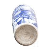 Gro&szlig;e blaue-wei&szlig;e Vase mit Soldatenszene, China, wohl Kangxi-Periode (18. Jhdt.)