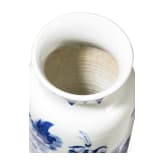 Gro&szlig;e blaue-wei&szlig;e Vase mit Soldatenszene, China, wohl Kangxi-Periode (18. Jhdt.)