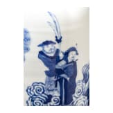 Gro&szlig;e blaue-wei&szlig;e Vase mit Soldatenszene, China, wohl Kangxi-Periode (18. Jhdt.)